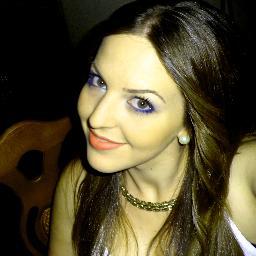 * Soñadora, risueña, y profesional del aprovechamiento de los buenos momentos que te ofrece la vida.
Licenciada en Administración y Dirección de Empresas.