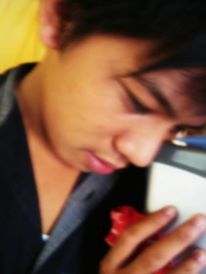 Ito ako.. (mabait,simple lang,nagmamahal,mapagalaga,
cute daw.. ehem..:)joke lang, basta try to judge me.) 

alam ko ayan ako eh :)
tOpakin nGa Lang :P