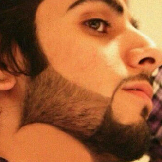 والله ماني على مدح الرياجيل بخيل
 خاصه لا جيت امدح في زحول الرجال