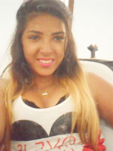 Raquel Costa, 17 anos. Pisciana, botafoguense, sincera, intensa, preguiçosa, tagarela, carinhosa, maluca.