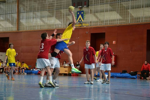 VR•46~Jugador de balonmano. Si no te gusta lo que ves, tu madre te parió con dos bonitas piernas para largarte de aquí. Molestando desde el 98