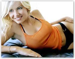 hola soy modelo y la prima de vanesa romero o como decis vosotros raquel de la que se avecina no sigas mirandome y sigueme y twitteame no lo pienses