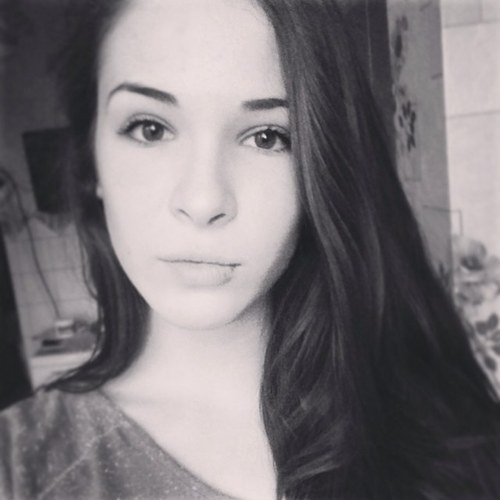 постоянно прибываю где то в сети... а так, вообще то, люблю играть на балалайке!