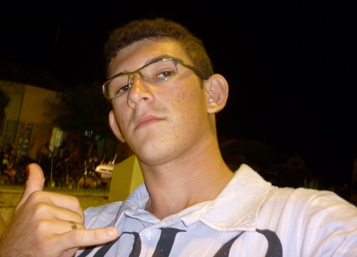 Não me subestime,as vezes me faço de cego para enxergar mais longe.
