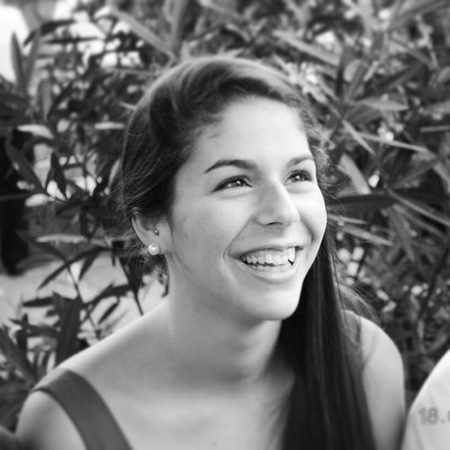 Graduada en Administración y Dirección de Empresas, amante de la lectura y la música, y aficionada al baloncesto.