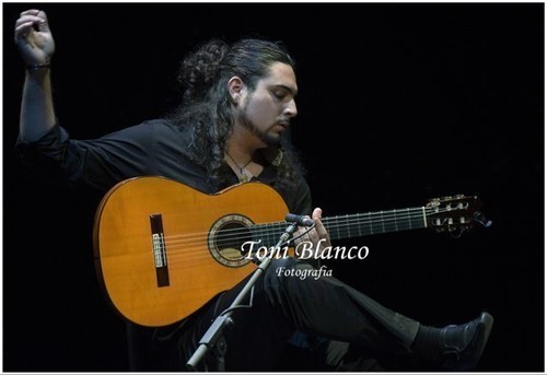 Niño seve guitarrista de flamenco