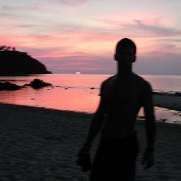 Marioinyourmind's profile picture. Resumiéndome, soy un par de vans. Ampliándome, soy melómano, pentapolar, y un loco racional.