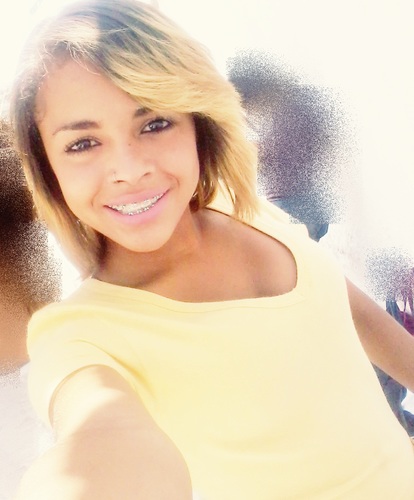 → Euu queroo.
Euu PossO.
Euu coonsiigO ←
,Eu sorrio bonito e deixo os outros querendo sαber o segredo que me fαz feliz Twittando 4ever! :X