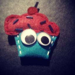 Se hacen encargos de pulseras, broches, llaveros, peluches, agujas y llaveros personalizados.Todo hecho a mano!