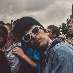El loco no puede reincorporarse a la realidad, está permanentemente viviendo su fantasía.