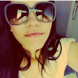 Só sorrio para quem provoca meu sorriso. Não gostou? Problema seu. Isso se chama autenticidade, meu caro ;)