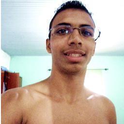 Gosto muito de praticar esportes, e fazer amizades.