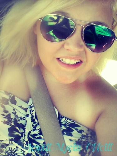 A crazy lil teen. that loves to effin PARTY!!! (: My dream is to meet Justin Bieber and One Direction!