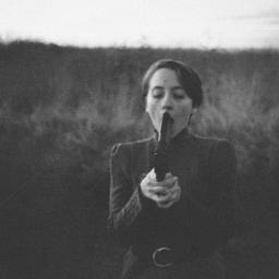пью,употребляю,загоняю людей в
заблуждение. охуенный психолог,хуевый
друг.
