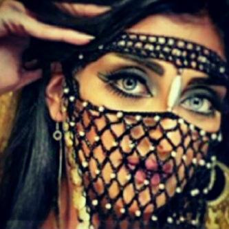 ‏​ لآا يثيرني أحد  أنطقہا ؛ ب ثقہ تامہ .