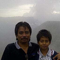 Pemerhati pendidikan, menyukai dunia marketing dan senang ngobrol soal politik