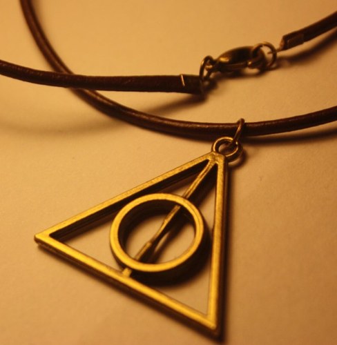 Síguenos y participa en los sorteos para hacerte con las Reliquias de la Muerte. 
△ + I + o
