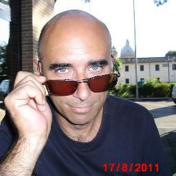Insopportabile, affascinante. Maschio, decisamente eterosessuale. Di destra. NON centro-destra. WeChat ID: Uncino