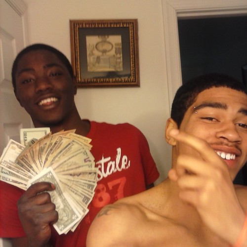 I know he's a broke boi, yall know imma grove boy! O.M.O. BITCH IM REPPIN THE #DAWGGYPOUND PUSS