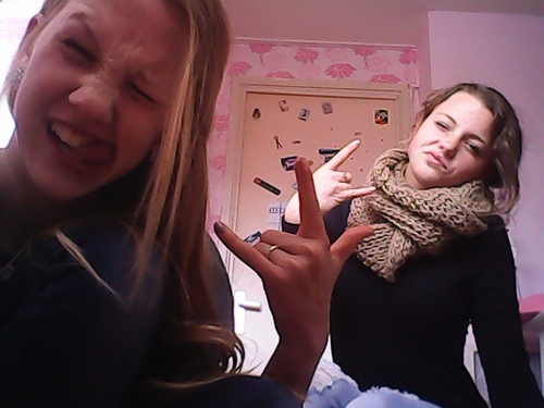 lieffi je ben me boo toqq xjes miii chey estelle mn sissta 4 ever f'k veel lol samen !x