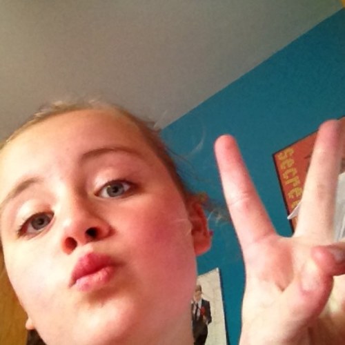 Hi my name is Chloe im 10 years old me fave tv show is Jessie me fave actor is Cameron Boyce luv u @TheCameronBoyce