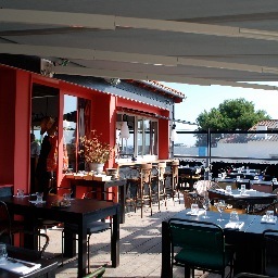 Fruits de mer et poissons à déguster en terrasse avec vue sur le Port du Plomb côté L'houmeau.à 10mn en voiture du centre historique de LA ROCHELLE,5mn aéroport