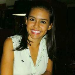 A menina que aos poucos foi trocando barbie por maquiagem, trocando seu mundo de sonhos pelo da realidade.