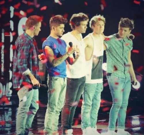 17.Galeguiña. Futura periodista. Dicen que hay mas hombres que peces en el mar pero como ellos ninguno @onedirection  Un sueño? 24 de mayo:') Ask for followback