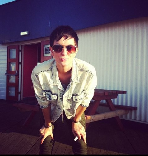 Likes lesbian good times. Has a cat. Standard behavior.