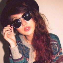17. Jodiendo a la vida desde el primer día. Borde pero a la vez simpática. Bipolar. Algo raro pero fantástico.