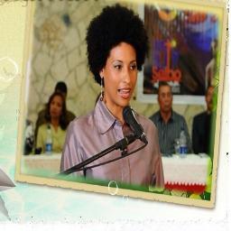 Locutora en Radio Seybo, Orientadora en la Escuela de Los Botados y estudiante de periodismo en el IDP.