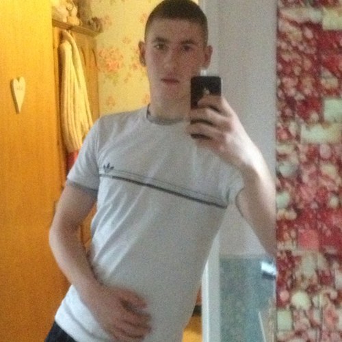 Playing footy and having a laugh wiv the boys.music into grime mostly kozzie,frisco,ghetts,jme etc and also like to do the gym :)