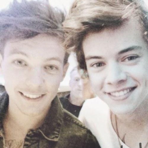 Follow @vxdkastyIes she follows back! :)