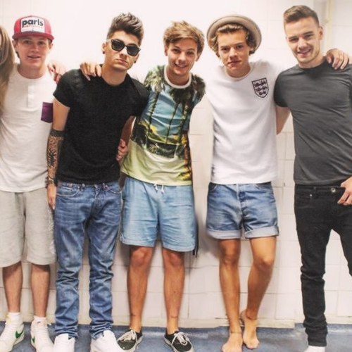 Keeping you updated on all of 1D's whereabouts. Pics, info, and more pics:)