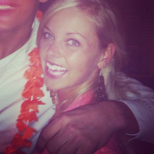Following an education to become a flight attendent, shopaholic, I ♥ sport! And my dream is to see all the wonders of the world ♥