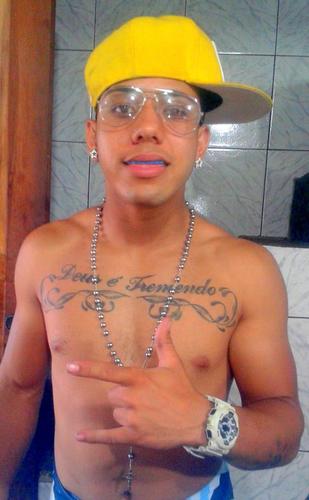 Libriano, Modelo, Galã de novela, Rico && Muito Mentiroso ;)
 http://t.co/O5hLYISFNo…