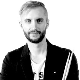 Musiker och gymnasielärare. https://t.co/sB4M7lovLX