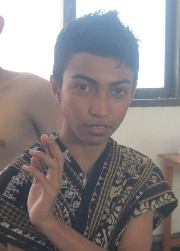 Selalu tersenyum dalam keadaan apapun he he he :)
karena senyum merupakan tanda syukurku pada Tuhan (^_^)
Servite Domino in laetitia