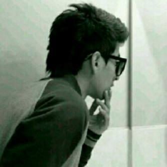‏ﺃسسلوﺑﻲ ﻏﺮﻳﺐ ﺃﺣﻴﺎﻧﺎً ﺃﻏﻴﺐ ﻛﺜﻴﺮﺍً ﻭﻻا ﺍﺳﺄﻝ ﺃﺷﺘﺎﻕ ﻭﻻا ﺃﺧﺒﺮ ﺃﺣﺪ ﺑﺬﺍﻟﻚ ﺃﺭﻯ ﺷﺨﺺ ﺃﺣﺒﺔ ﻭﻟﻜﻦ ﻻا ﺃﺣﺎﺩﺛﻪ ﻟﻜﻦ ﺑﻴﻦ ﺃﺿﻼﻋﻲ ﻗﻠﺐ ﺻﺼﺎﺩﻕ .. ﻻﺍﺍ ﻳﺨﺪﻉ ﺃﺑﺪﺍﺍ .. أعشق التملك واناني