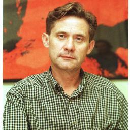 Reporter jubilat. Ex-director adjunt de 'Diari de Balears'. Columnista d'Ultima Hora.  Autor de les novel·les 'La memòria esclava' i 'El sol sortí pel sud'.