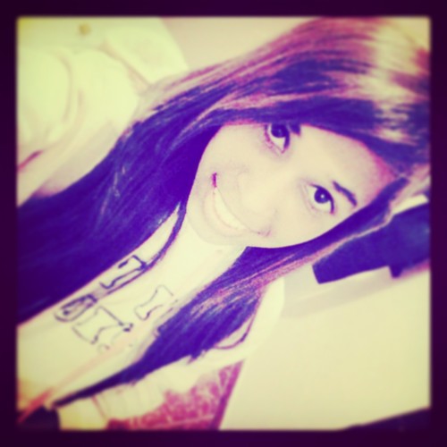 15 aninhos, sou corinthiana Smp :3 adoro rap, pagode{...} Paiaça & boba :P meu vicio é fanta uva, ruflles e sms 
add no face http://t.co/hJqqQFnSKb…