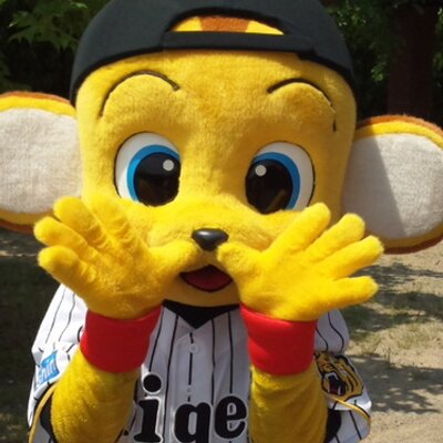 阪神タイガースくん 阪神百貨店のタイガースショップで トラッキー ラッキー キー太とトラガールズももこさんと 六甲おろし をお客さまと歌う トラッキー ラッキー キー太 トラガールズのももこさん 阪神百貨店タイガースショップ