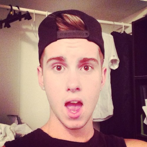 hey guys, flollow me im gay, aussie guy... love talking to new people but yeah i have KIK too @hazza22harry or just DM me