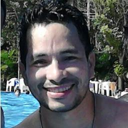 Poeta, amigo, carismático e jovem q busca o melhor do Pai e acima de tudo tem um Deus Poderoso e que me deu duas joias preciosas, Carol(filha) e Stephany Lopes