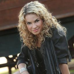 Sou muito fã de lua blanco ja fui em todos os shows dela menos eu 2 shows e eu a amo deeeeeeeeeeeeeeeeeeeeeeeeeeemaiiiiiissssss!!!!! ♥♥♥♥♥