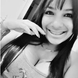 Uma garotinha que ve o mundo cor de rosa , mais n deixa de ser sonhadora , Mais n se engane ela é uma menina forte , dedicada , da tudo que pode pra ser feliz