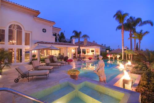 Pure Water Pools is based in Costa Mesa, California and specializes in building water illusions and backyard dreams.