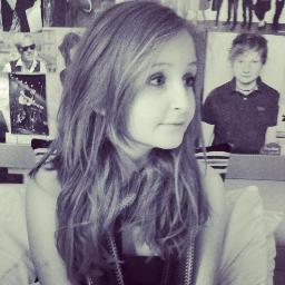 issyisasexybean's profile picture. My sister makes good pasta.
My dad makes good English breakfasts and lamb.
My brother is a chef.
Then there's me, who grates cheese the wrong way.