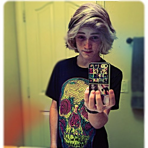 Hai there ^.3im chris , im 14 and i will follow you back if you follow me (: ahha and you should follow ➡@jonaiskitty ! ❤❤❤