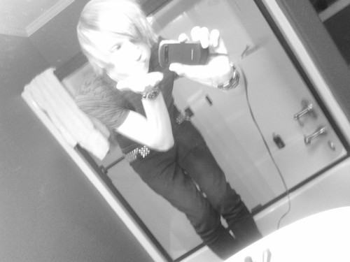 hai its mehh! austin ^-^ i love music art, i love animals but not bugs....im sensitive and shy, my fav color is neon pink and if u wanna know more jst ask ;3